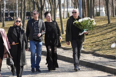 NAŠA PEVAČICA DOŠLA NA POMEN MARINI TUCAKOVIĆ Poljubila njen grob i položila cveće, muk na groblju