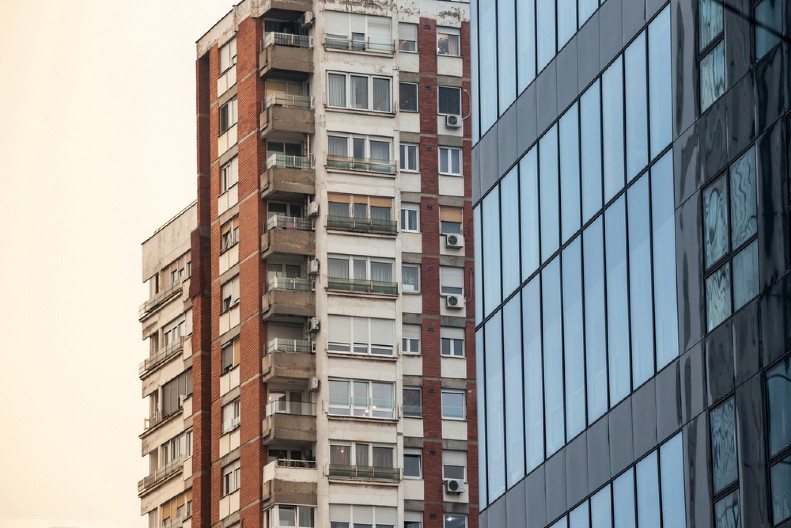 SRBIN PODELIO JEZIVO ISKUSTVO IZ STANA Osetio da mu se nešto mota oko nogu, kad je video šta je - prošla mu jeza niz kičmu!