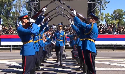 GLEDAJTE EGZERCIR GARDE VOJSKE SRBIJE Najodlikovanija jedinica pokazala besprekorne sposobnosti na vojnoj paradi (FOTO/VIDEO)