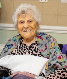 „JEDNO PRAVILO ME ODRŽALO U ŽIVOTU 116 GODINA“ Najstarija žena na svetu otkrila tajnu dugovečnosti, kralj Čarls joj lično čestitao