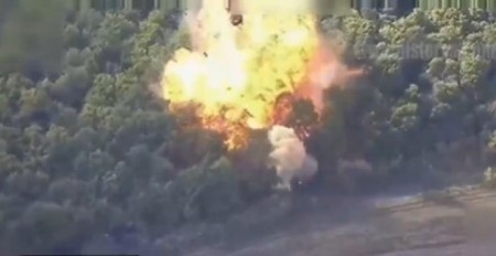 GRUNULA EKSPLOZIJA, PEČURKA DIMA PREKRILA NEBO Rusi objavili snimak uništavanja tenka kamufliranog u šumi (VIDEO)