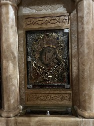 VIŠE OD 15.000 VERNIKA SE POKLONILO PRED IKONOM MAJKE BOŽIJE! Monasi SPC je čuvaju više od 90 godina