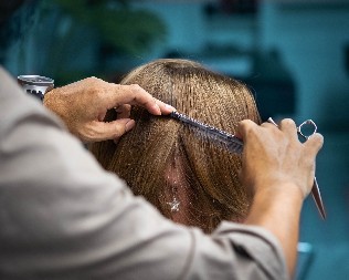 PODMLAĐUJE, SKIDA BAR 10 GODINA, A OBOŽAVAJU JE I DEVOJKE U 20IM Ovo je najbolja boja kose za žene 45+, osvežava lice, preporodiće vas