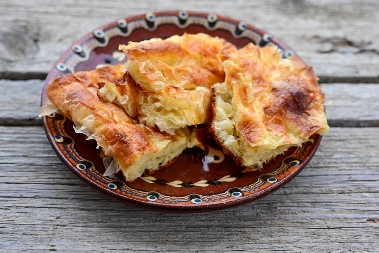 SOČNA GIBANICA PREPUNA JOGURTA I PAVLAKE Polovina se pojede dok je još u plehu