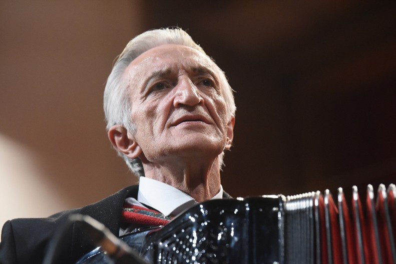 MIRKO KODIĆ KUMOVAO 19 PUTA! Harmonikaš venčao pola estrade, nećete verovati ko je sve na spisku