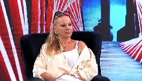 SKANDAL! Procurile fotke Jasne Ahmić kako leži na stepeništu u šok izdanju