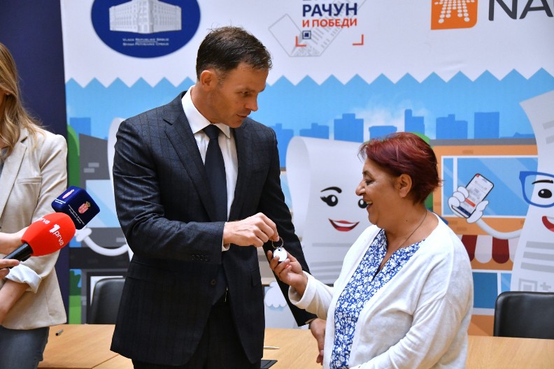 MINISTAR MALI URUČIO KLJUČEVE STANA I AUTOMOBILA DOBITNICIMA IGRE "UZMI RAČUN I POBEDI Nisu mogli da sakriju radost zbog dobitka (FOTO)