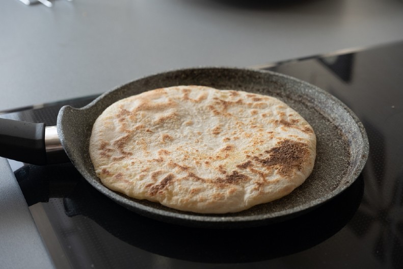 DOMAĆI HLEB IZ TIGANJA RAJ ZA NEPCA Uvek se jede vruć, a mekan iznutra i hrskav spolja