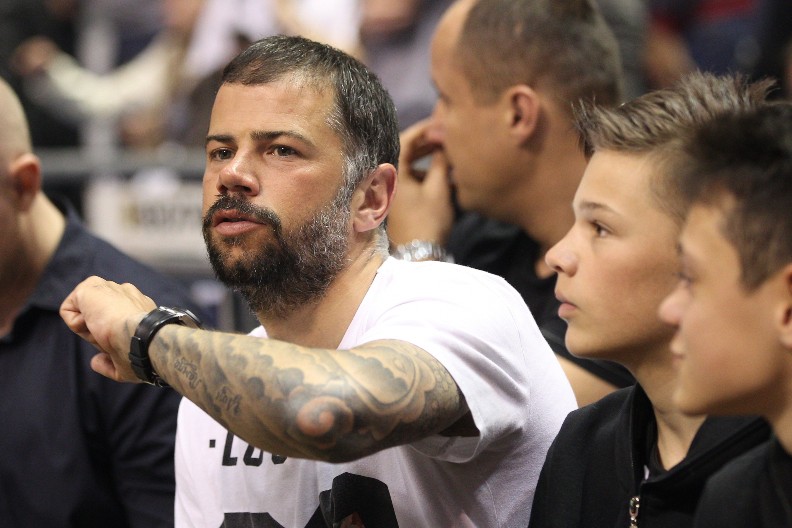 NAKON RAZVODA MU TRAŽILA 3 MILIONA EVRA Bivšeg fudbalera supruga ojadila, uzela mu apartmane i u Crnoj Gori!