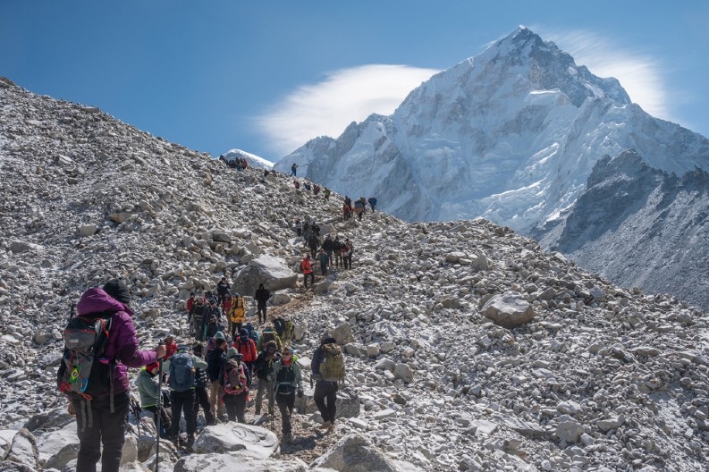 200 PLANINARA U STRAHU OD SMRTI Spasioci u trci sa vremenom, nezapamćena drama na Mont Everestu