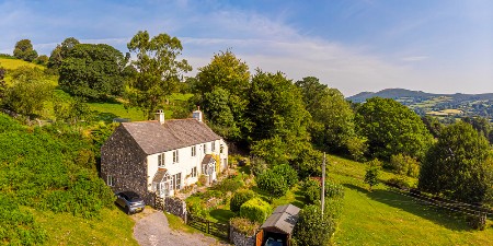 Na sat od Beograda ogromna kuća za 80.000 evra: Ima 8 soba, garažu, pomoćne objekte...