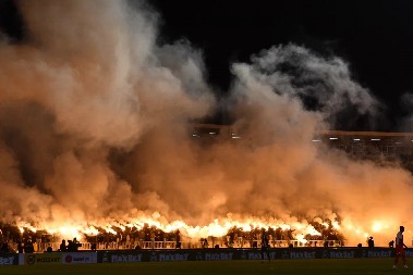 TOTALNI HAOS ISPRED STADIONA PARTIZANA Brutalna tuča huligana, sevale baklje na sve strane