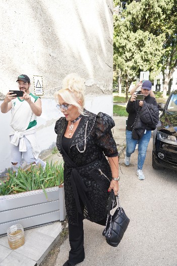 SNEŽANI ĐURIŠIĆ PRED KAMERAMA SAOPŠTILI ZA SMRT HALIDA BEŠLIĆA Pevačica ostala nema, jedva uspela da izusti ovo!