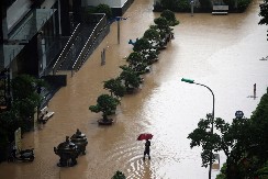 STRAVIČNA POPLAVA, STRADALO 8 LJUDI Sva stoka izginula, otišlo 97.000 grla