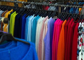 NIKO VIŠE NE NOSI CRNI I BRAON DŽEMPER Ova boja je hit jeseni, rasproda se čim stigne u radnju!