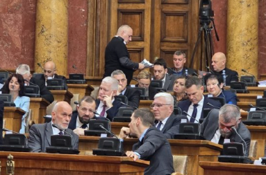 52 MILIONA DINARA ZA POSLANIKE KOJI NE DOLAZE NA POSAO! Milivojević i Jovanović mesecima primaju plate dok "bojkotuju" Skupštinu