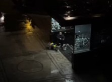 NJENA UPORNOST DIGLA JE CELU SRBIJU NA NOGE Baka iz Novog Sada sedi po hladnoći i prodaje cveće – viralni snimak oduševio sve! (VIDEO)