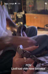 NEPRIJATAN PRIZOR! Pevačica u stanu gaji dve zmije, pokazala kako se ona i suprug igraju s ljubimcima