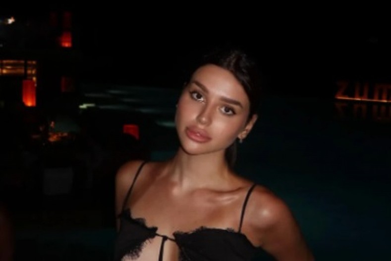 ZAVODI NAKON RASKIDA! Čolina ćerka pokazala sve u toaleti sa velikim izrezom, nikad vrelije izdanje (FOTO)