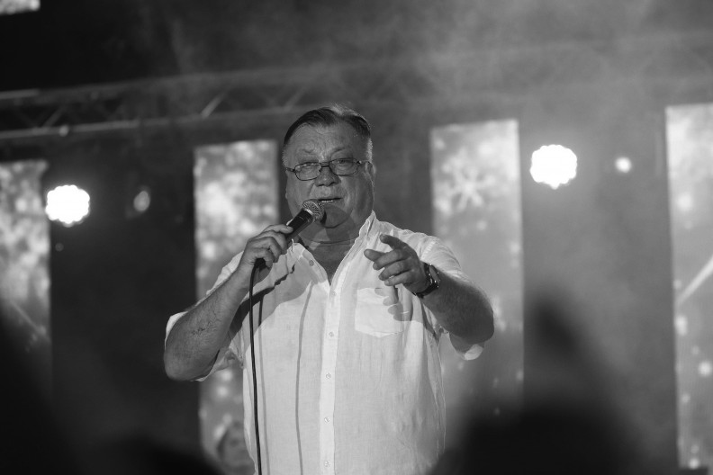 TOG DANA JE SAZNAO DA BOLUJE OD KANCERA JETRE Poslednja fotografija Halida Bešlića sa lekarima: "Delovao je loše i iznureno" (FOTO)