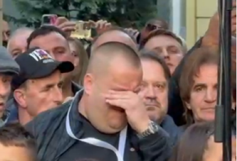 HALIDOV SIN PRVI STIGAO NA KOMEMORACIJU Dino slomljen od bola, zastave na pola koplja, potresan prizor iz Sarajeva