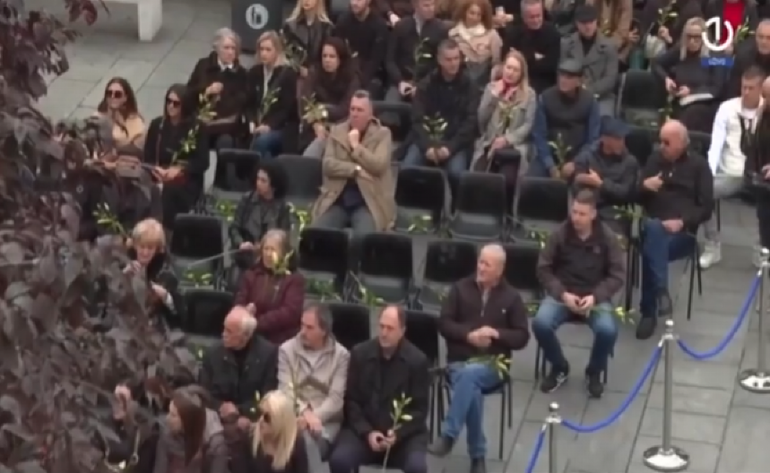 DETALJ SA KOMEMORACIJE SLAMA SRCA Evo šta se nalazi ispred Narodnog pozorišta, o ovome je Halid pevao (FOTO)