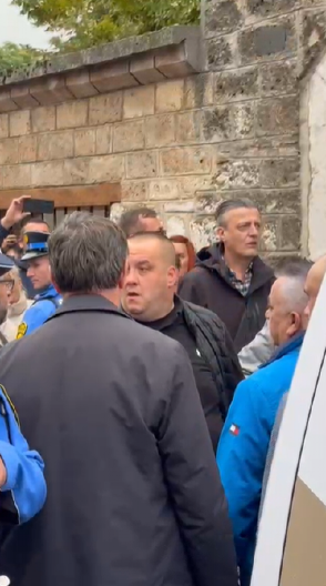 POČELA MOLITVA ZA HALIDA BEŠLIĆA Bolne scene ispred džamije, sin Dino roni suze