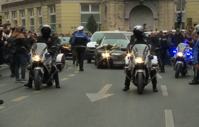 KRENULA TUŽNA POVORKA UZ POLICIJSKU PRATNJU Na sahrani Halida Bešlića 80.000 ljudi, ispraćaju ga uz aplauz