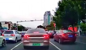 NEVIĐENA DRAMA NA SEMAFORU Usred gužve u saobraćaju, bahati vozač napravio neverovatan potez, vozači u neverici! (VIDEO)