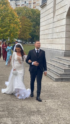 "NAŠAO SAM ŽENU KOJA MOŽE DA MI PODIŽE DETE I ODRŽAVA KUĆU" Naš pevač juče napravio gala svadbu, pa progovorio o supruzi