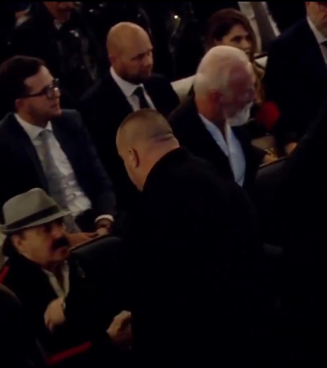 LJUDI BESNI ZBOG ONOGA ŠTO JE DŽINOVIĆ URADIO NA KOMEMORACIJI U trenutku kada mu je prišao Halidov sin desilo se ovo: "Zar nije kultura da..."