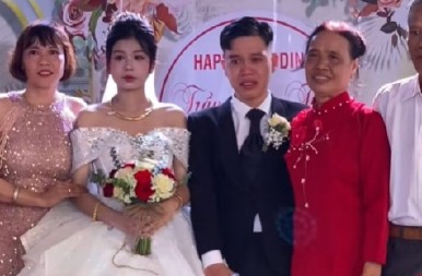 NEVIĐENA SCENA SA VENČANJA Tokom poziranja za fotografije mladoženja se potpuno slomio, majka ga tešila - srce da prepukne! (VIDEO)