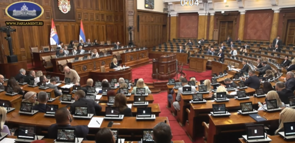 MARINIKI BAČENA RUKAVICA U LICE - "KO NE BUDE U PRAVU DA NAPUSTI POLITIKU" Pršti oštra rasprava u Skupštini Srbije (VIDEO)