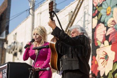 STARI HIT, ALI JOŠ SE PEVA Doli Parton slavi 52 godine od objavljivanja pesme koja je proslavila, tiče se skandala