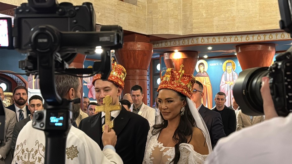 PEVAČ DOBIO MILIONE Posle svadbe kupuje jahtu, estradna elita mu punila koverte, slavlju prisustvovalo 500 ljudi!