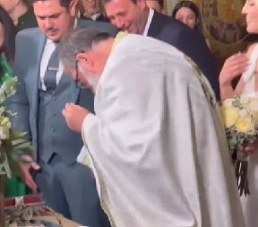 VENČANJE KOJE JE POSTALO HIT NA MREŽAMA Sveštenik izgubio nešto što se NE GUBI – a mlada i mladoženja nisu mogli da veruju! (VIDEO)