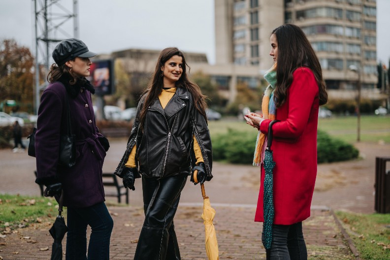 ŠAL NA VRHU JESENJE MODE To je detalj koji će dati vedrinu vašoj odeći, Srpkinje ga kombinuju ovako