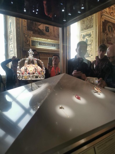 OPLJAČKAN LUVR! Lopovi odneli dragulje, maskirani muškarci upali u muzej sa motornim testerama: Na skuterima bežali od policije (FOTO)