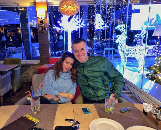 PEVAČICA UJELA MAJKU ZA RUKU Tvrdi da ju je napala nožem, oglasila se i poručila: "Predaću se policiji!"