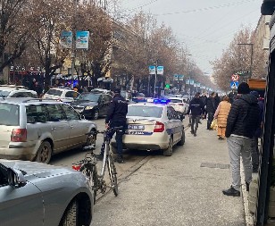 SAD MU PRETI ROBIJA Na ulici napao muškarca koji je vodio dete!