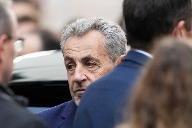 SARKOZI SPAVA PORED WC ŠOLJE BEZ POKLOPCA: Robijaši mu prete: "Osvetićemo Gadafija"