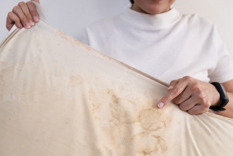 SVI PEREMO POSTELJINU, ALI ZABORAVLJAMO JASTUKE Pravi su rasadnik grinja, prašine i znoja, evo kako da ih osvežite!