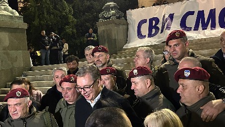 GRAĐANI UZ PREDSEDNIKA, ISPRED SKUPŠTINE SE ORI "ACO SRBINE" : Vučić obećao Milanu povratak u Ćacilend (VIDEO)