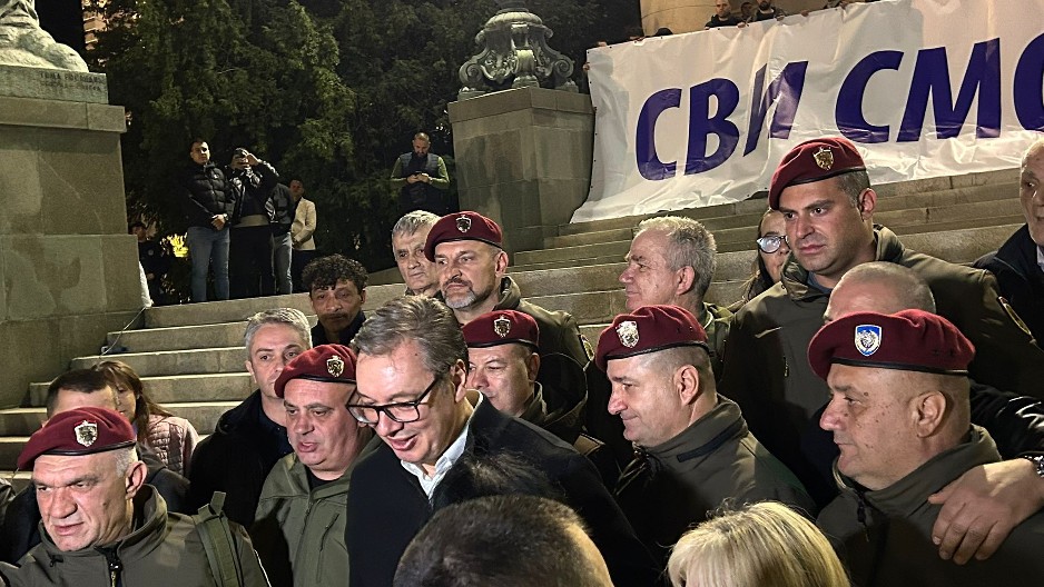 GRAĐANI UZ PREDSEDNIKA, ISPRED SKUPŠTINE SE ORI "ACO SRBINE" : Vučić obećao Milanu povratak u Ćacilend (VIDEO)