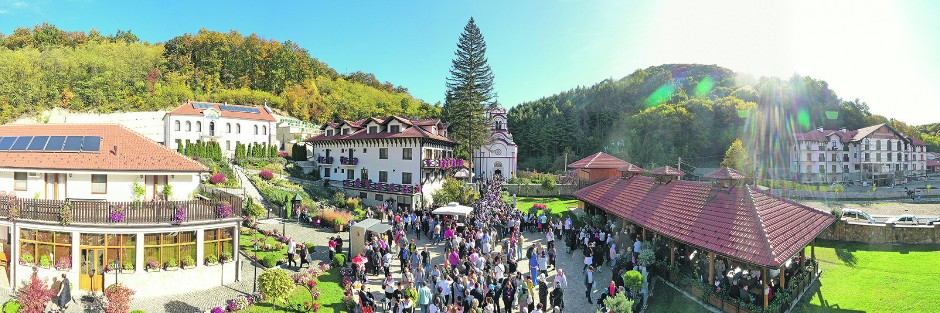 TUMANE U ZNAKU ČUDA: Pronađene mošti Svete Petke u mantiji pokojne igumanije!