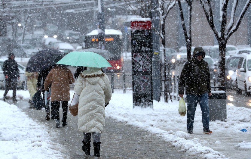 VELIKA PROMENA VREMENA! Posle 26 stepeni stiže hladan talas, a onda i SNEG - poznato gde će prvo zavejati