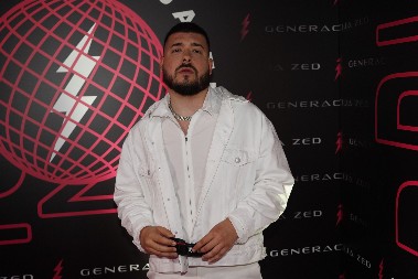 OSNIVAČ ZED GENERACIJE RASKINUO SA TEODOROM! Duetski hit Breskvice i Henija krije ljubavni brodolom