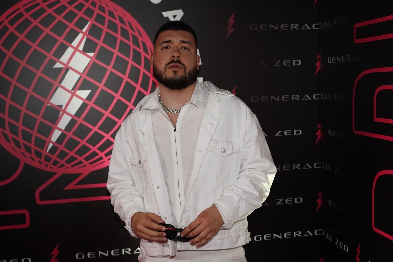 OSNIVAČ ZED GENERACIJE RASKINUO SA TEODOROM! Duetski hit Breskvice i Henija krije ljubavni brodolom