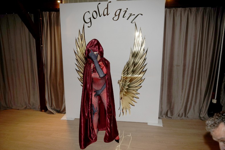 KRILA OD ZLATA, A RUKAMA PREKRILA INTIMU Jovana Jeremić u nesvakidašnjem izdanju za proslavu 35 rođendana! (FOTO)