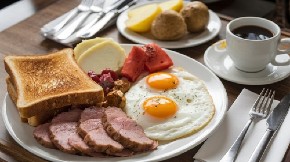 AKO DORUČKUJETE U OVO VREME, NAJLAKŠE MOŽETE DOBITI SRČANI UDAR Evo u koliko sati je najopasnije